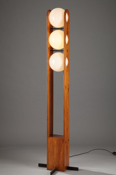 LAMPADAIRE DE CHALET EN MELEZE ET OPALINE DANS L'ESPRIT DE CHARLOTTE PERRIAND