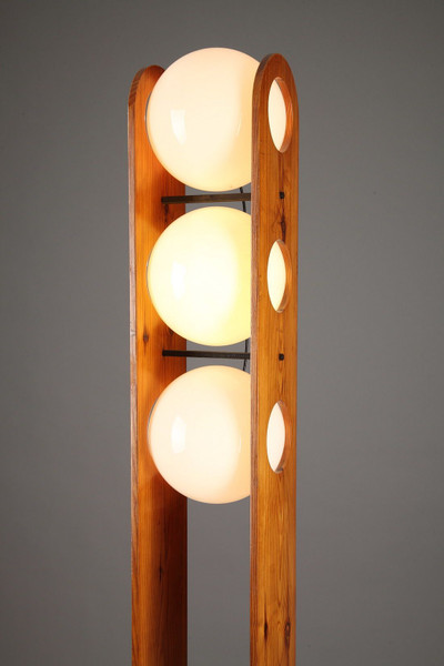 LAMPADAIRE DE CHALET EN MELEZE ET OPALINE DANS L'ESPRIT DE CHARLOTTE PERRIAND