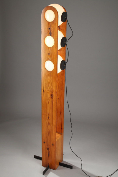 LAMPADAIRE DE CHALET EN MELEZE ET OPALINE DANS L'ESPRIT DE CHARLOTTE PERRIAND