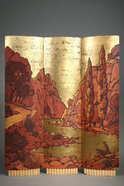 PARAVENT A 3 FEUILLES A DECOR DE PAYSAGE AUX LAVANDIERES, EPOQUE ART DECO