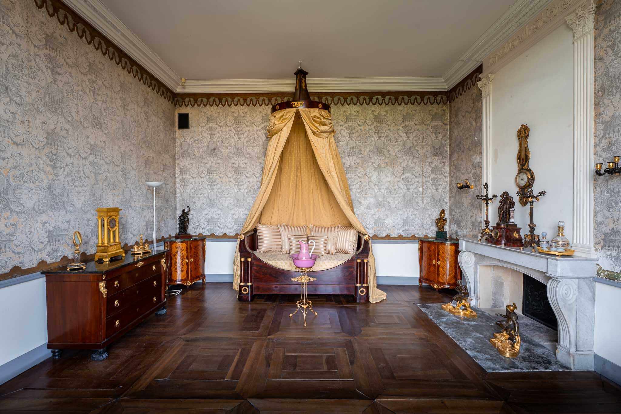 Schlafzimmer mit Bett. Restaurierung durch die Galerie Atena im Château de Peyraud.