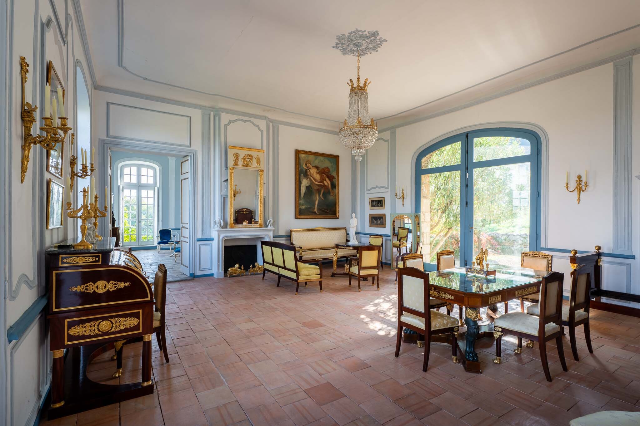 Ein Salon im Empire-Stil, der von der Galerie Atena im Château de Peyraud eingerichtet wurde