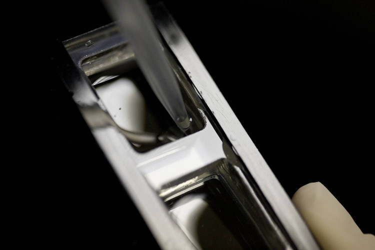 Glass Slide Incubation Chamber and Frame