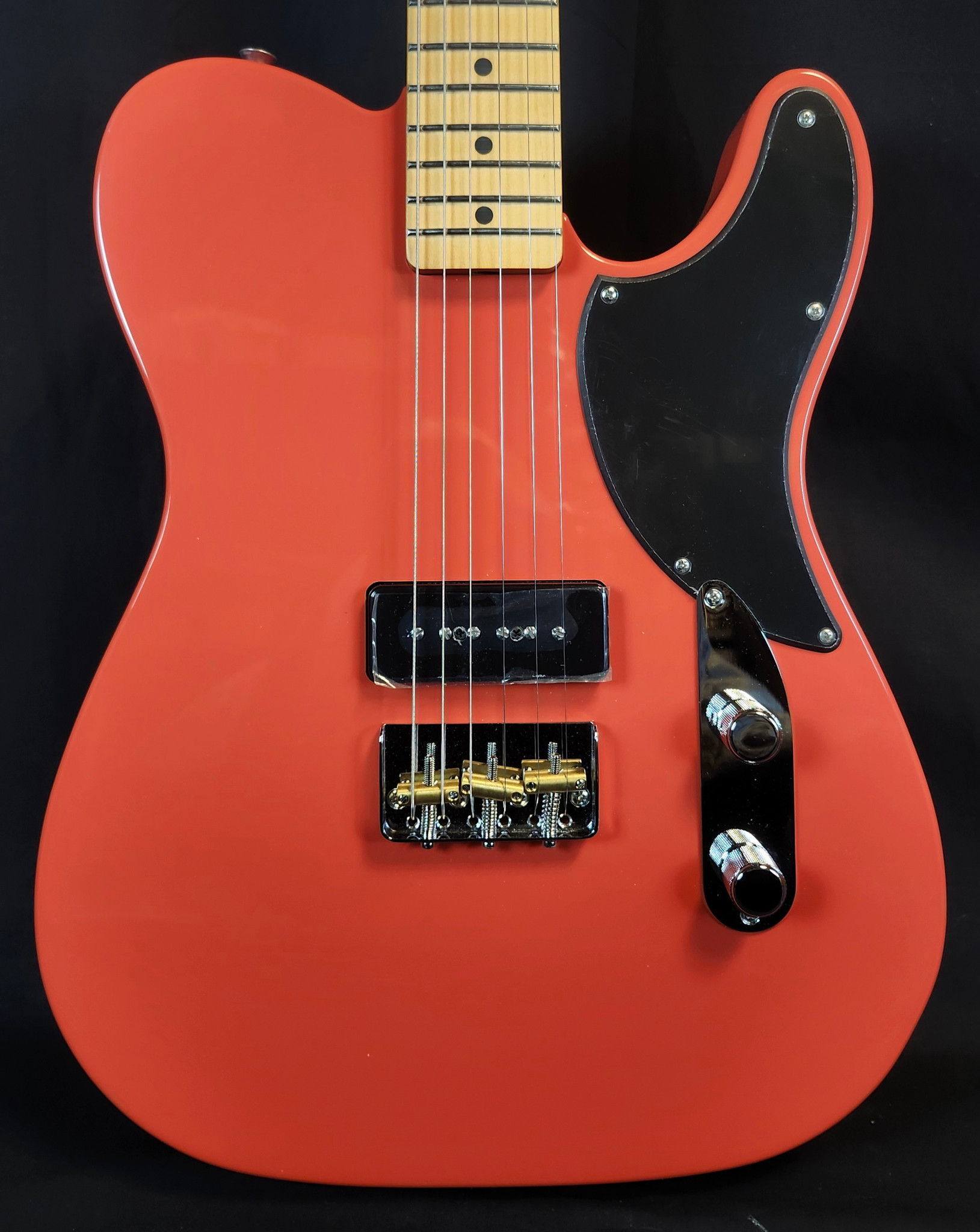 Fender Noventa Telecaster, Maple Fingerboard, Fiesta Red W/Bag