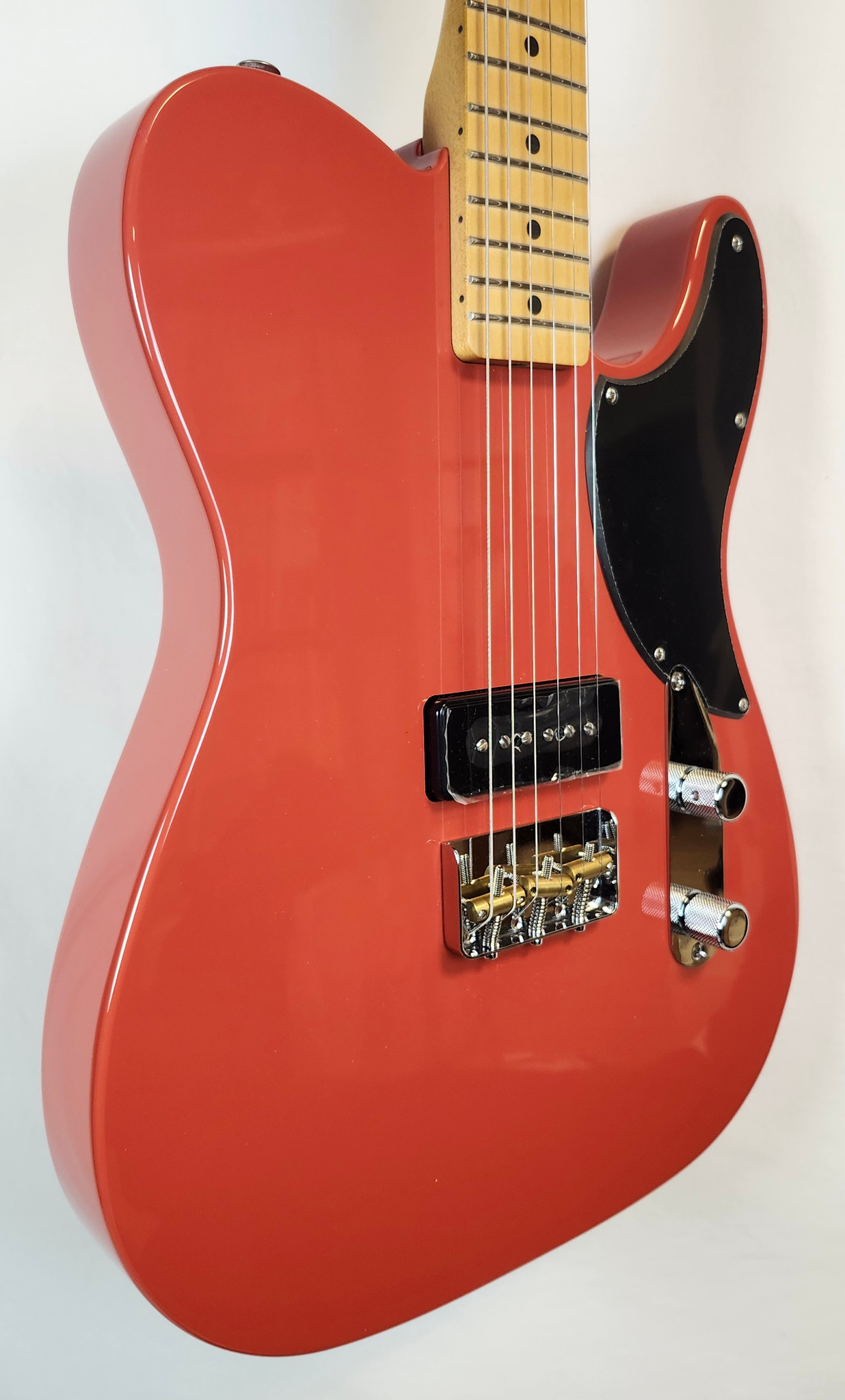 Fender Noventa Telecaster, Maple Fingerboard, Fiesta Red W/Bag
