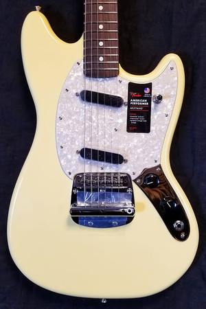 American Performer Mustang Electric Guitar Rosewood Fingerboard, Vintage White W/ Deluxe Gig Bag