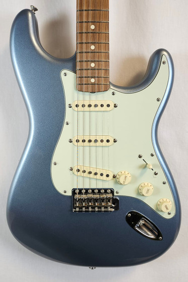 Fender Vintera '60s Stratocaster, Pau Ferro FB, Ice Blue Metallic, Deluxe Gig Bag