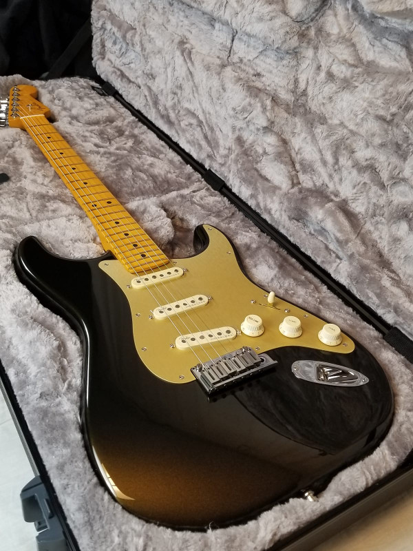 American Ultra Stratocaster Electric Guitar, Maple Fingerboard, Texas Tea W/Molded Hardshell Case.