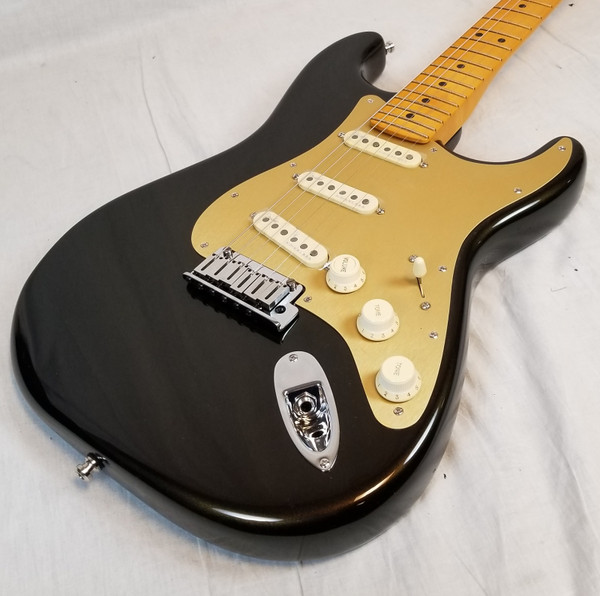 American Ultra Stratocaster Electric Guitar, Maple Fingerboard, Texas Tea W/Molded Hardshell Case.