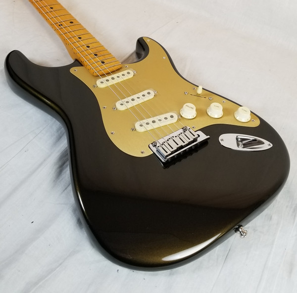 American Ultra Stratocaster Electric Guitar, Maple Fingerboard, Texas Tea W/Molded Hardshell Case.