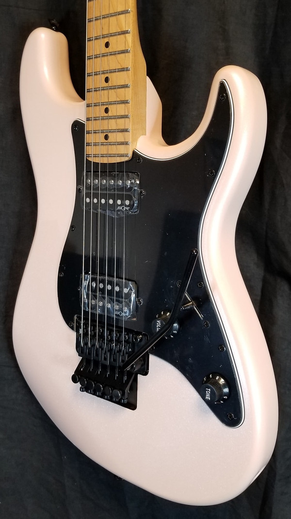 Squier Contemporary Stratocaster HH FR, Roasted Maple Fingerboard, Black Pickguard, Shell Pink Pearl