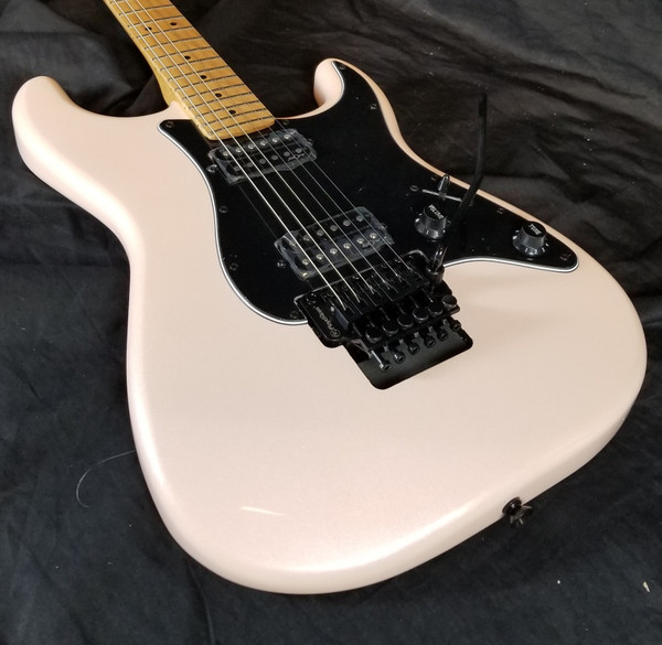 Squier Contemporary Stratocaster HH FR, Roasted Maple Fingerboard, Black Pickguard, Shell Pink Pearl