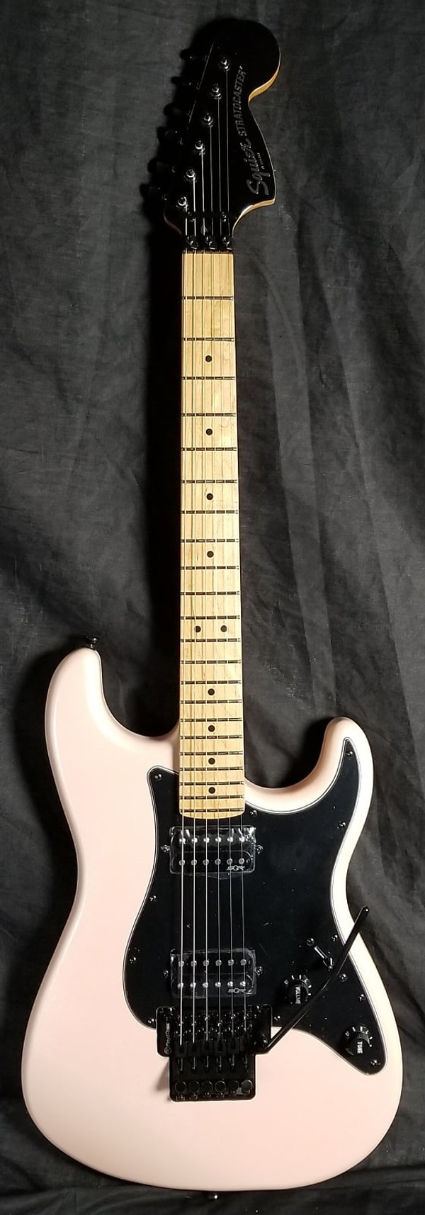 Squier Contemporary Stratocaster HH FR, Roasted Maple Fingerboard, Black Pickguard, Shell Pink Pearl