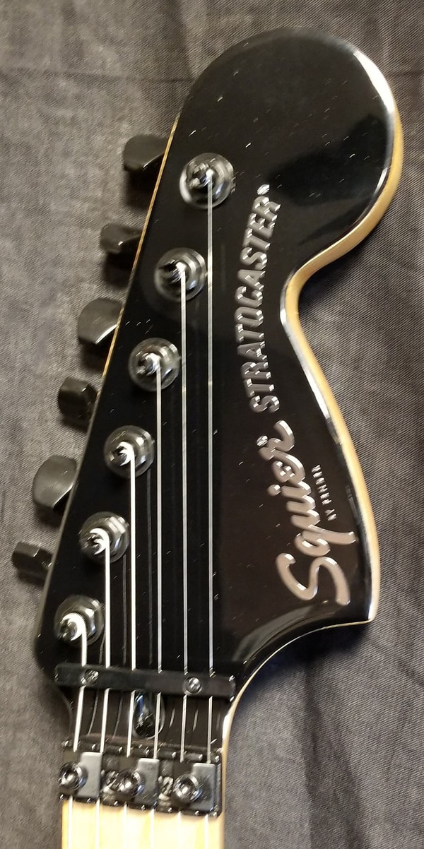Squier Contemporary Stratocaster HH FR, Roasted Maple Fingerboard, Black Pickguard, Shell Pink Pearl