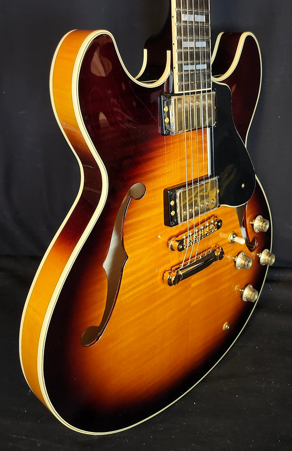 Yamaha SA2200 Semi-hollowbody-electric-guitar,-sycamore-top;-brown-sunburst