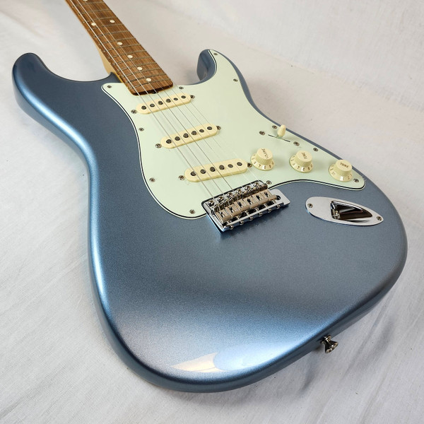 Fender Vintera '60s Stratocaster, Pau Ferro FB, Ice Blue Metallic, Deluxe Gig Bag Fender Vintera '60s Stratocaster, Pau Ferro FB, Ice Blue Metallic, Deluxe Gig Bag