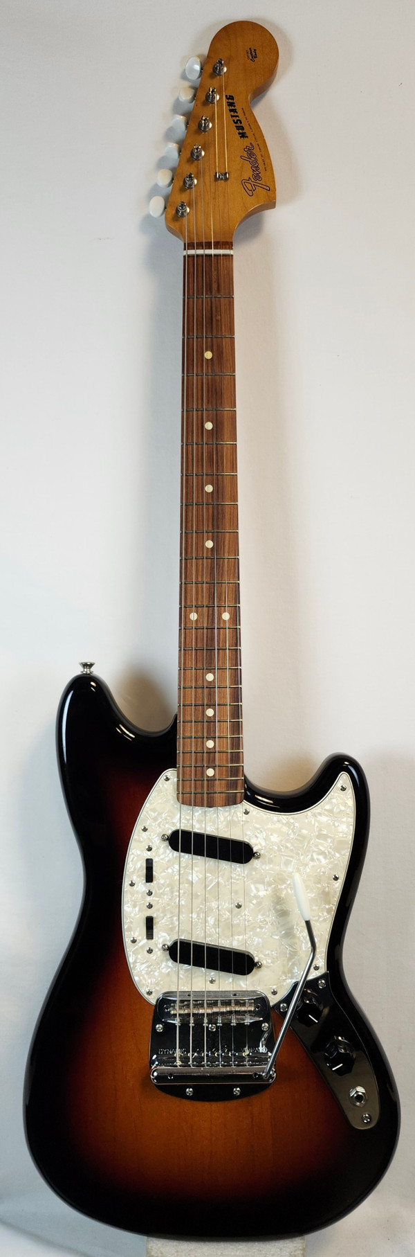 Fender Vintera '60s Mustang, Pau Ferro Fingerboard, 3-Color Sunburst W/ Bag 2019