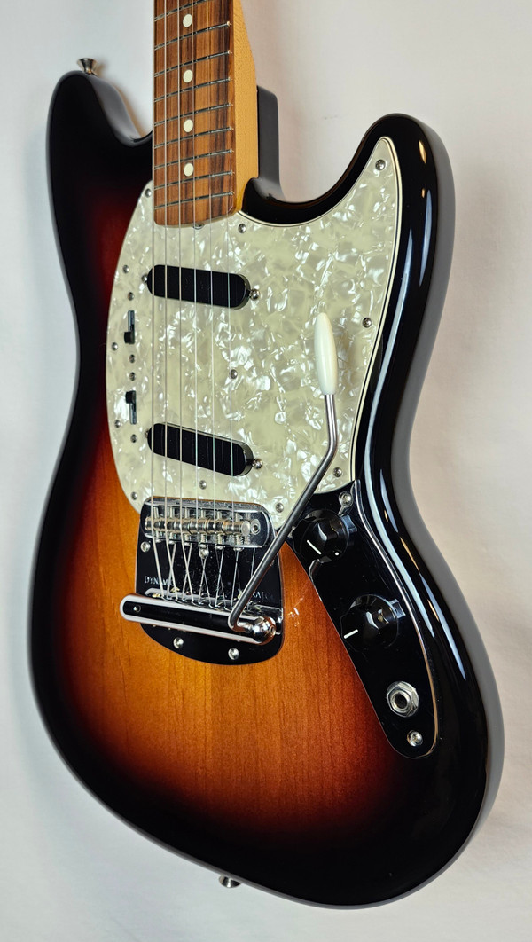 Fender Vintera '60s Mustang, Pau Ferro Fingerboard, 3-Color Sunburst W/ Bag 2019