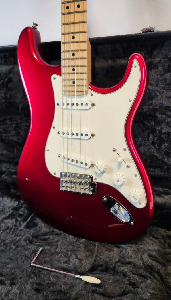 Fender American Special Stratocaster, MN, Candy Apple Red, w/HSC 2009
