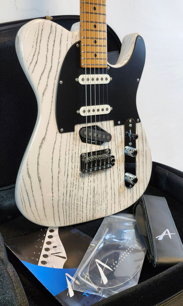 Tom Anderson T Classic Contoured, Swamp Ash Body, SC1 SC1 TF3, 62 Pete, High Gloss White with Black Dog Hair, w/Bag 2026
