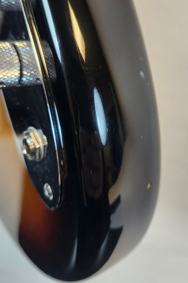 Fender Pre Owned Vintage 2000 American Standard Jazz Bass, RW FB, 3-Color Sunburst W/TSA Case