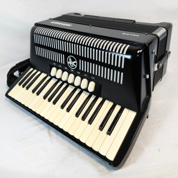 Hohner Bravo III Chromatic 80 Bass Piano Accordion, Black, W/ Bag & Straps