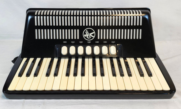 Hohner Bravo III Chromatic 80 Bass Piano Accordion, Black, W/ Bag & Straps