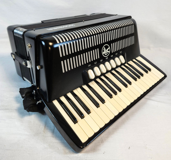 Hohner Bravo III Chromatic 80 Bass Piano Accordion, Black, W/ Bag & Straps