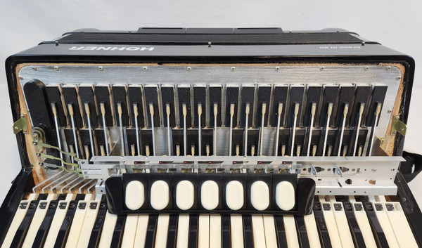 Hohner Bravo III Chromatic 80 Bass Piano Accordion, Black, W/ Bag & Straps