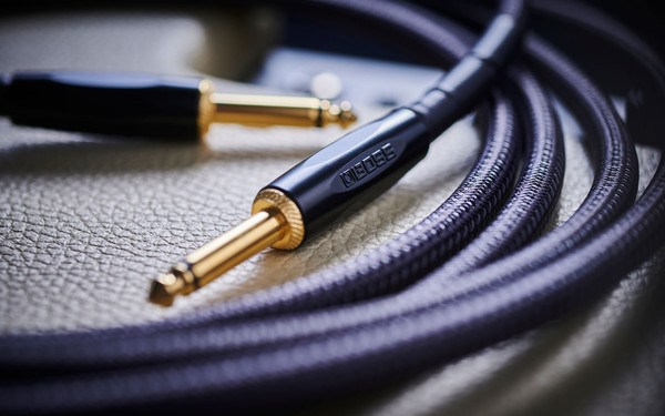 BOSS BIC-P18A 18' Premium Guitar & Bass Instrument Cable – Right Angle