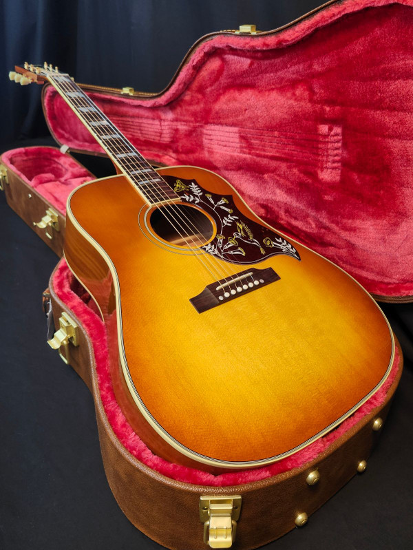 Gibson Hummingbird Original Acoustic/ Electric Guitar, Heritage Cherry Sunburst W/Case