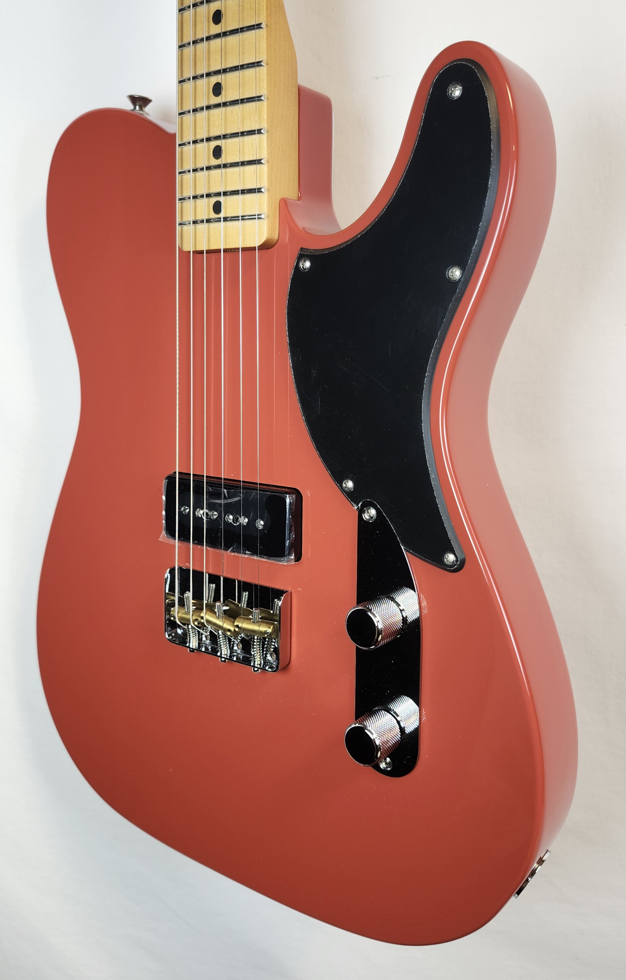 Fender Noventa Telecaster, Maple Fingerboard, Fiesta Red W/Bag
