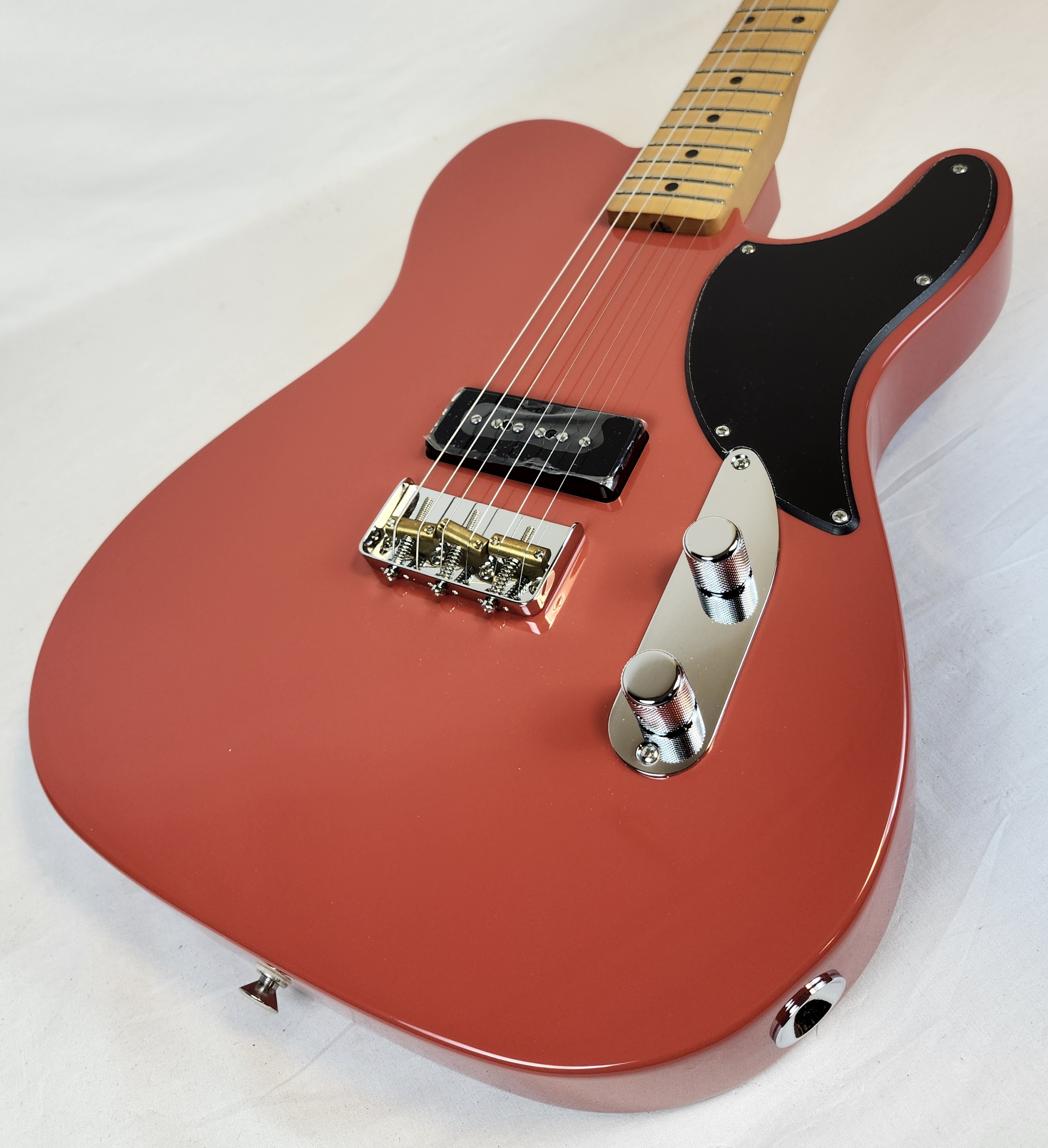 Fender Noventa Telecaster, Maple Fingerboard, Fiesta Red W/Bag