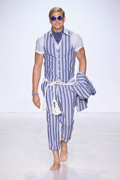 812668576-grande.jpg Man in blue vest