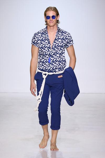 812668608-grande.jpg Man in blue short sleeve