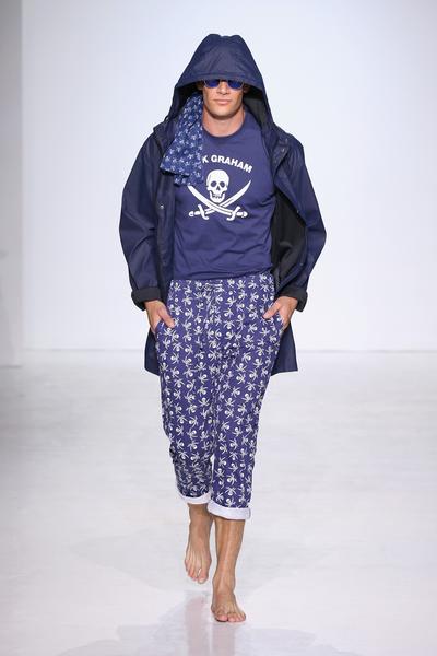 812668628-grande.jpg Man in blue jacket