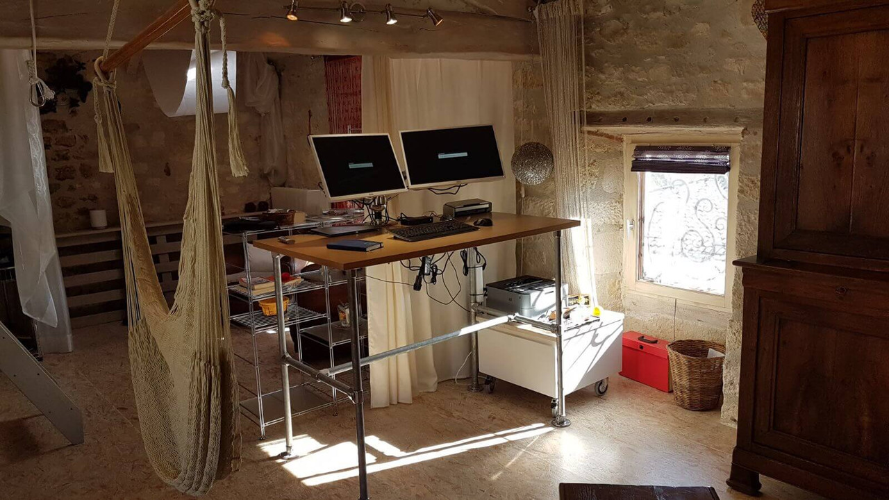 Comment créer un bureau debout avec des tubes en acier ? Comment créer un bureau debout avec des tubes en acier ?