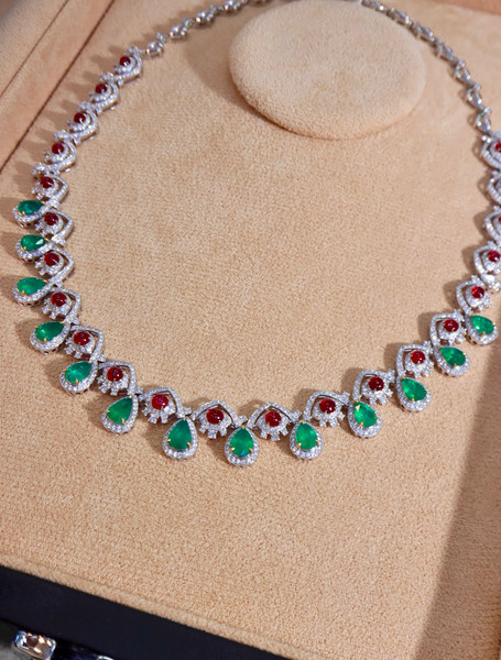 QueenLine Pure 18K Gold Natural Green Emerald 15.0ct Gemstones Necklace