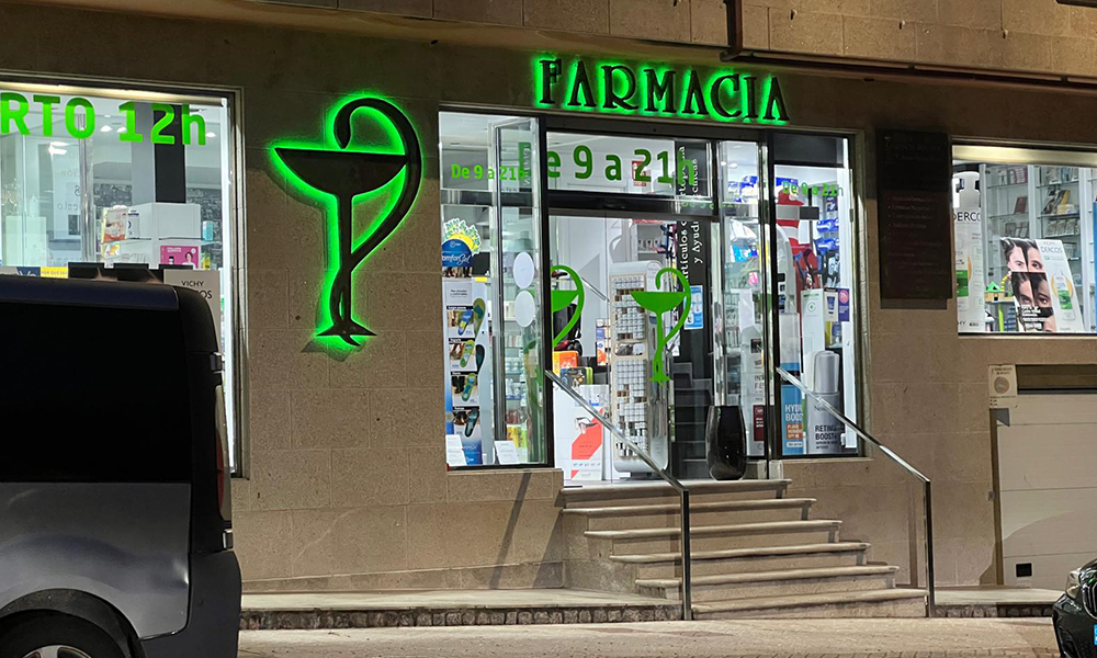 Exterior de la Farmacia Madariaga Sieira en Raxó, Pontevedra