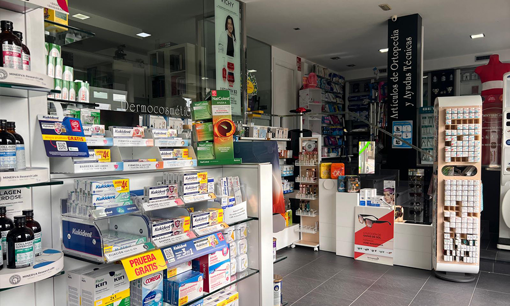 Recepción de la Farmacia Madariaga Sieira en Raxó, Pontevedra