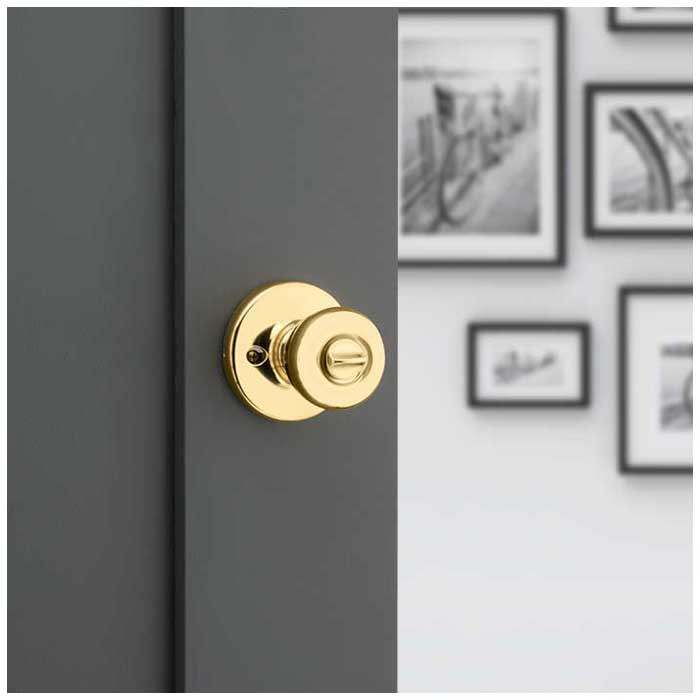Kwikset Tylo Keyed Entry Knob Smartkey With 6-Way Adjustable Latch And Round Corner Strike, Bright Polished Brass