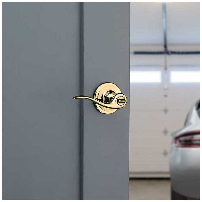 Kwikset Tustin Keyed Entry Lever Smartkey With 6-Way Adjustable Latch And Round Corner Strike, Bright Polished Brass