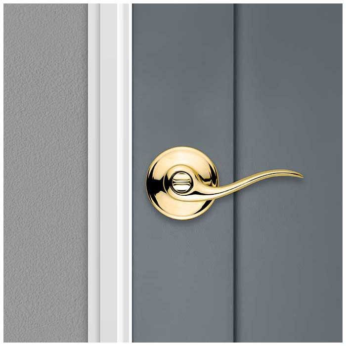 Kwikset Tustin Keyed Entry Lever Smartkey With 6-Way Adjustable Latch And Round Corner Strike, Bright Polished Brass