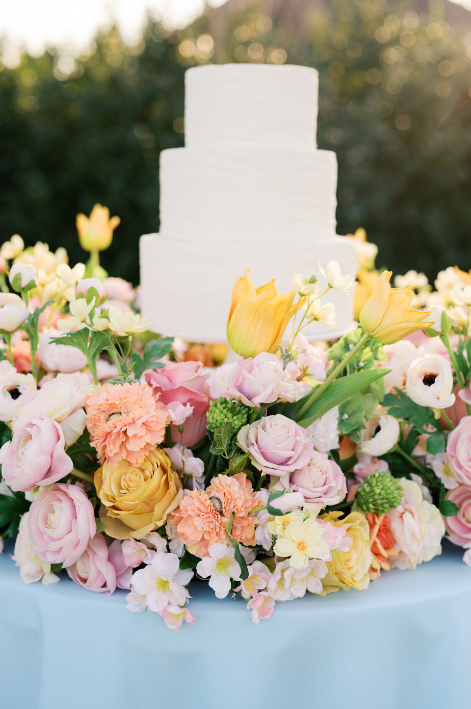 Lucy Vaseless Centerpiece