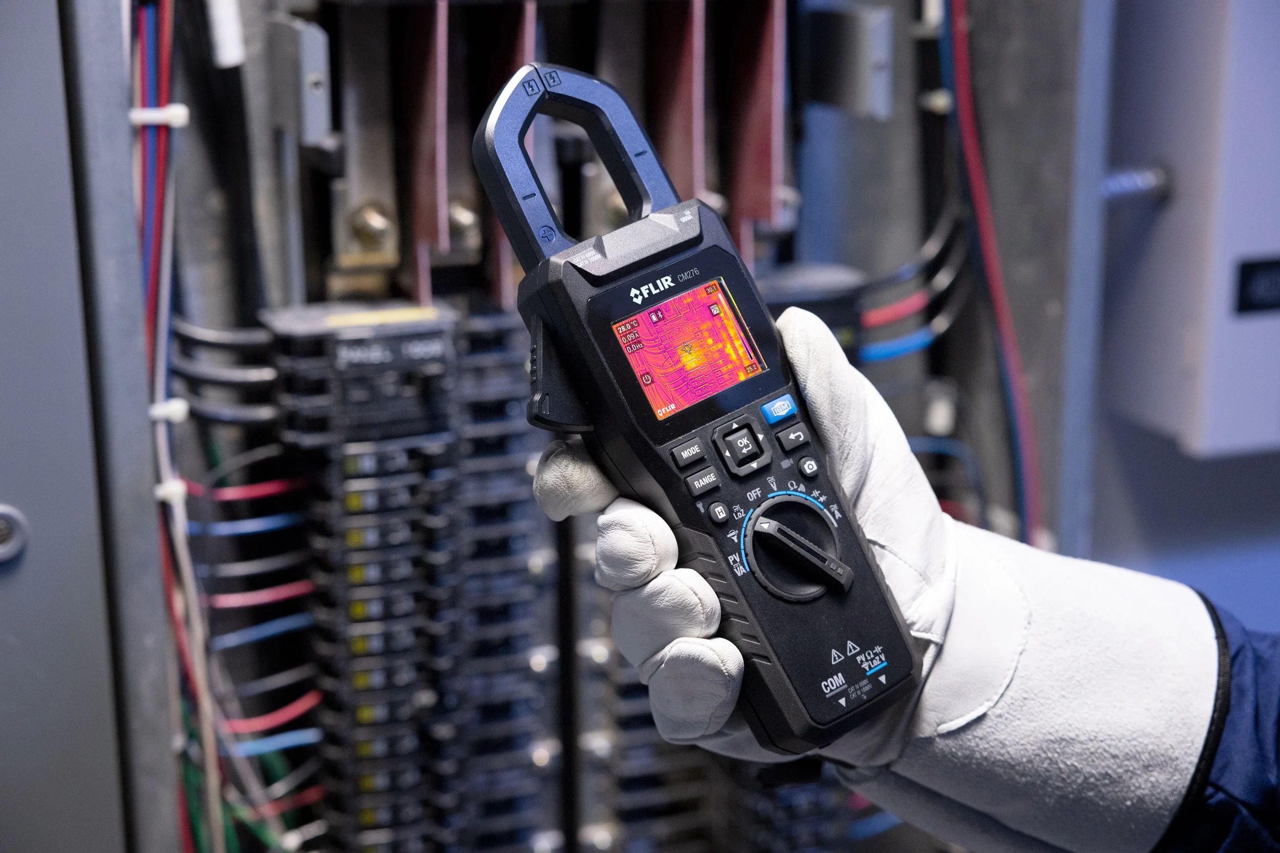FLIR CM276 – the versatile thermal imaging clamp meter featuring a 2.4″ TFT display with MSX® overlay, true-RMS electrical measurements, LED worklight, and rugged design for safe, efficient inspections.
