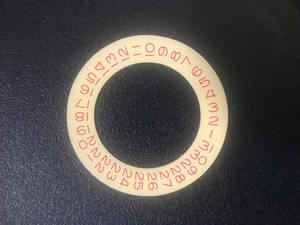 One Pc Light Yellow Buff Date Disc Wheel Overlay With Red Numbers For ETA 2836 Or DG 2813 Or MIYOTA 8215 Automatic Movement Fit The Mens Rolex 3135 DATEJUST Or 3155 DAY-DATE Watch