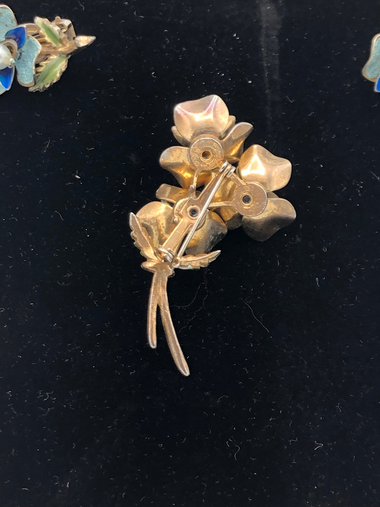 Weiss Enamel Pearl Flower brooch w/Clip On  Earrings