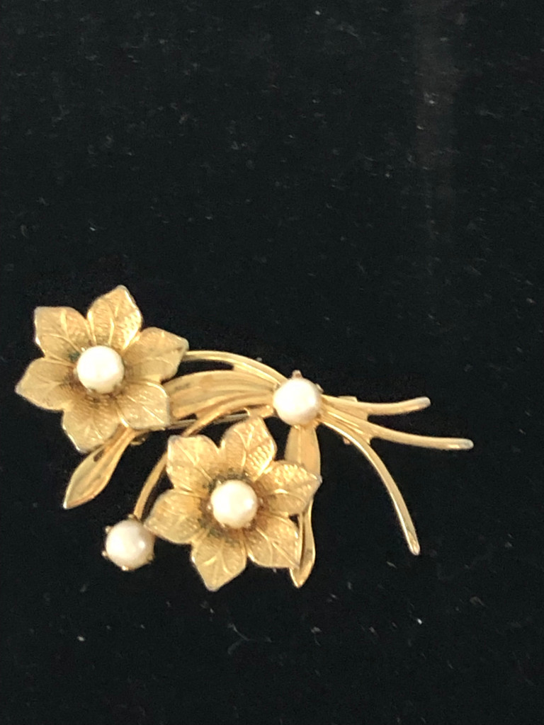 Gold tone flower pearl brooch
