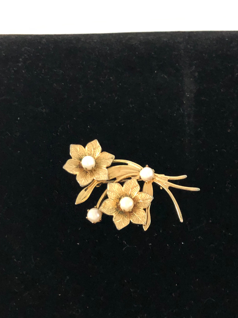 Gold tone flower pearl brooch