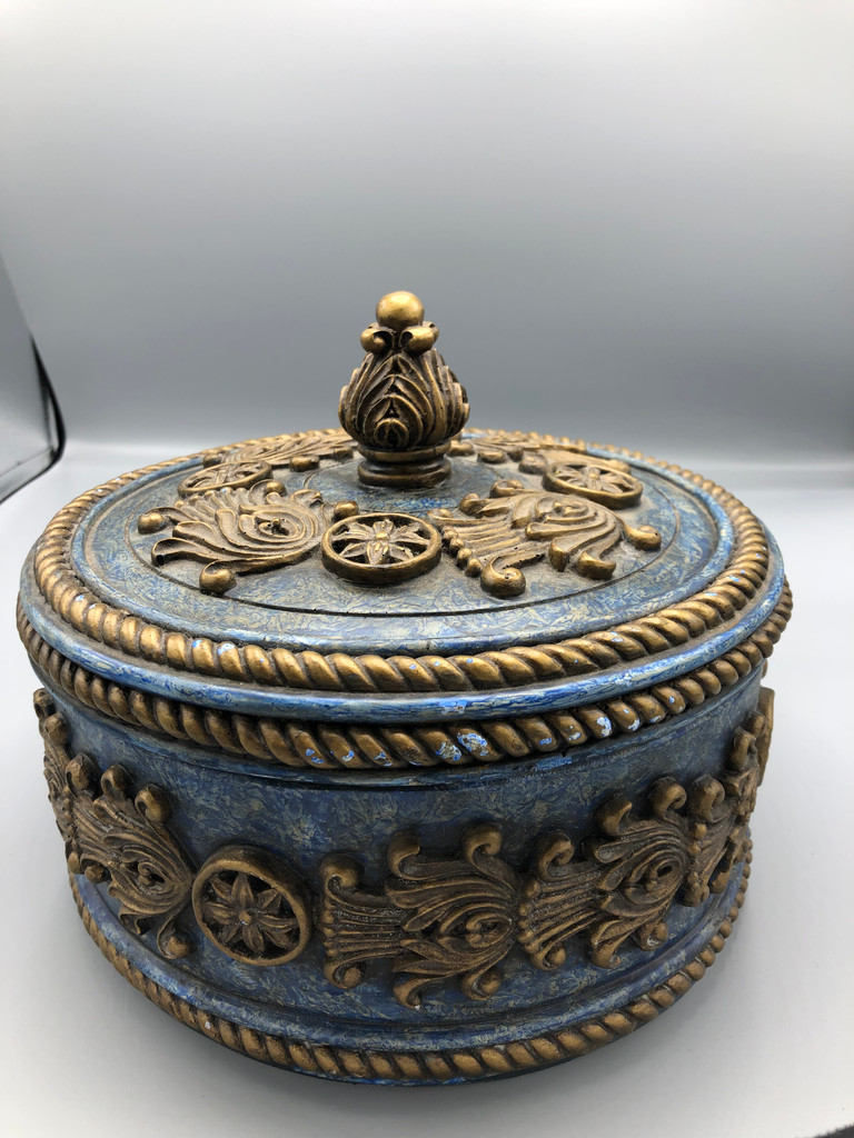 Decorative box with lid